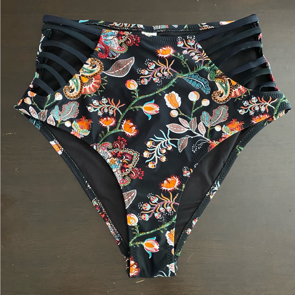 Cupshe Black Strappy with Bright Floral Pattern Swimwear Bikini Bottoms Small